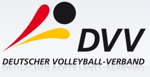 Auf dem Bild ist einmal der Schriftzug "DVV" und "Deutscher Volleyball-Verband" zu sehen. Dazu kommt eine Zeichnung in Schwarz, rot und gold