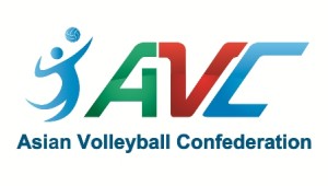 Das Bild zeigt das Logo der Asian Volleyball Confederation (AVC). Links zieht man ein Volleyballstrichmännchen. Rechts daneben stehen die Buchstaben AVC in grün, rot und blau. Darunter ist Asian Volleyball Confederation ausgeschrieben.