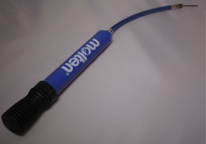 Das Bild zeigt eine komplette blaue Ballpumpe von Molten mit flexiblen Schlauch und Ventilnadel