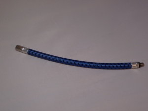 Das Bild zeigt einen flexiblen blauen Schlauch, welcher bei einer Ballpumpe zwischen dieser und der Ventilnadel geschraubt wird.