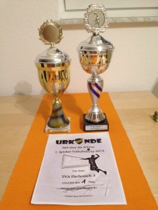 Das Bild zeigt die Pokale und die Urkunde vom Spicher Vorbereitungsturnier "Ball über die Schnur"
