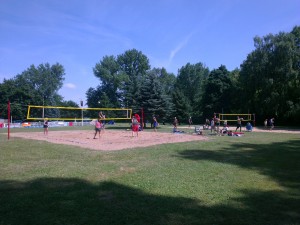 Das Bild zeigt die 2 Beachvolleyballfeldern im Streitseebad Kölleda während des Mixed-Turnier 2013.