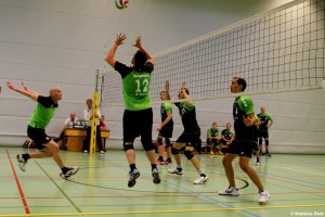 Das Bild zeigt einen Läufer beim Zuspiel in einem Volleyballspiel.