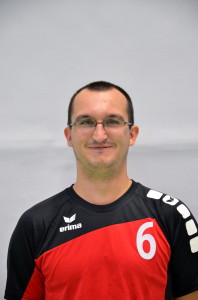 Auf dem Bild sieht man den Volleyballfreak als Spieler im schwarz roten Trikot mit der Nummer 6