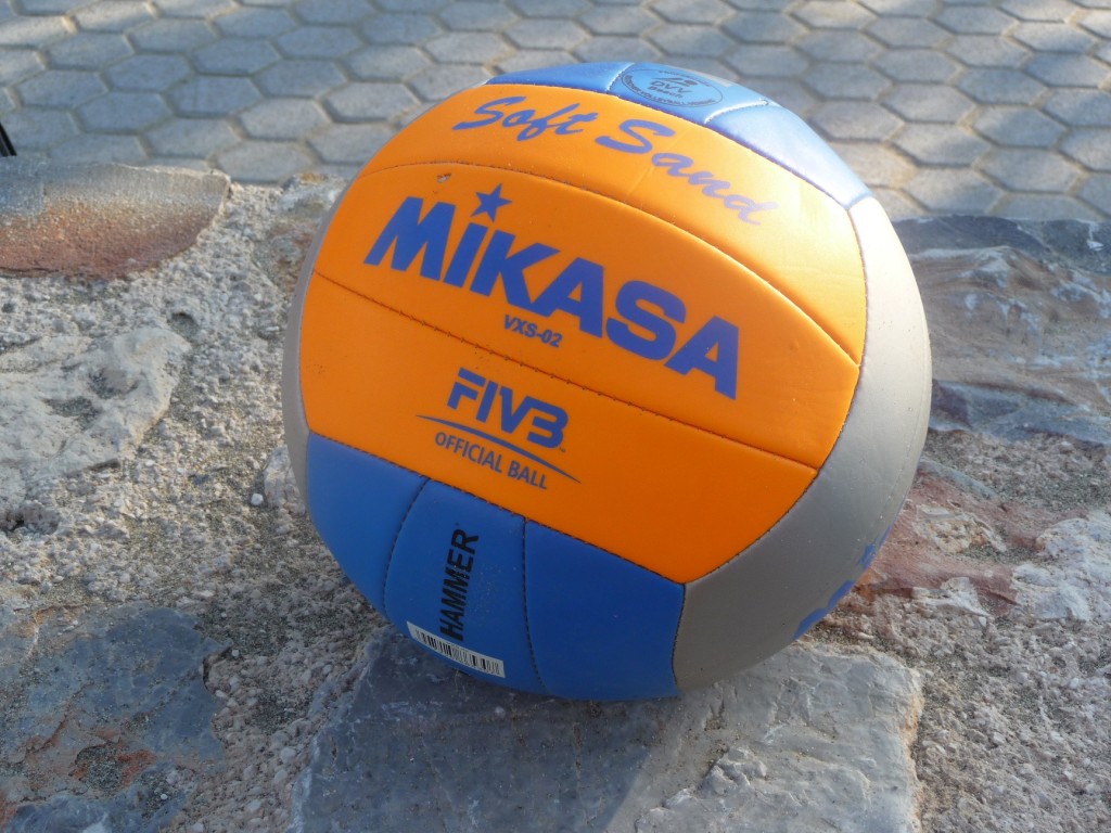 Das Bild zeigt den Mikasa Beachvolleyball Soft Sand VXS02.