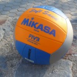 Das Bild zeigt den Mikasa Beachvolleyball Soft Sand VXS02.