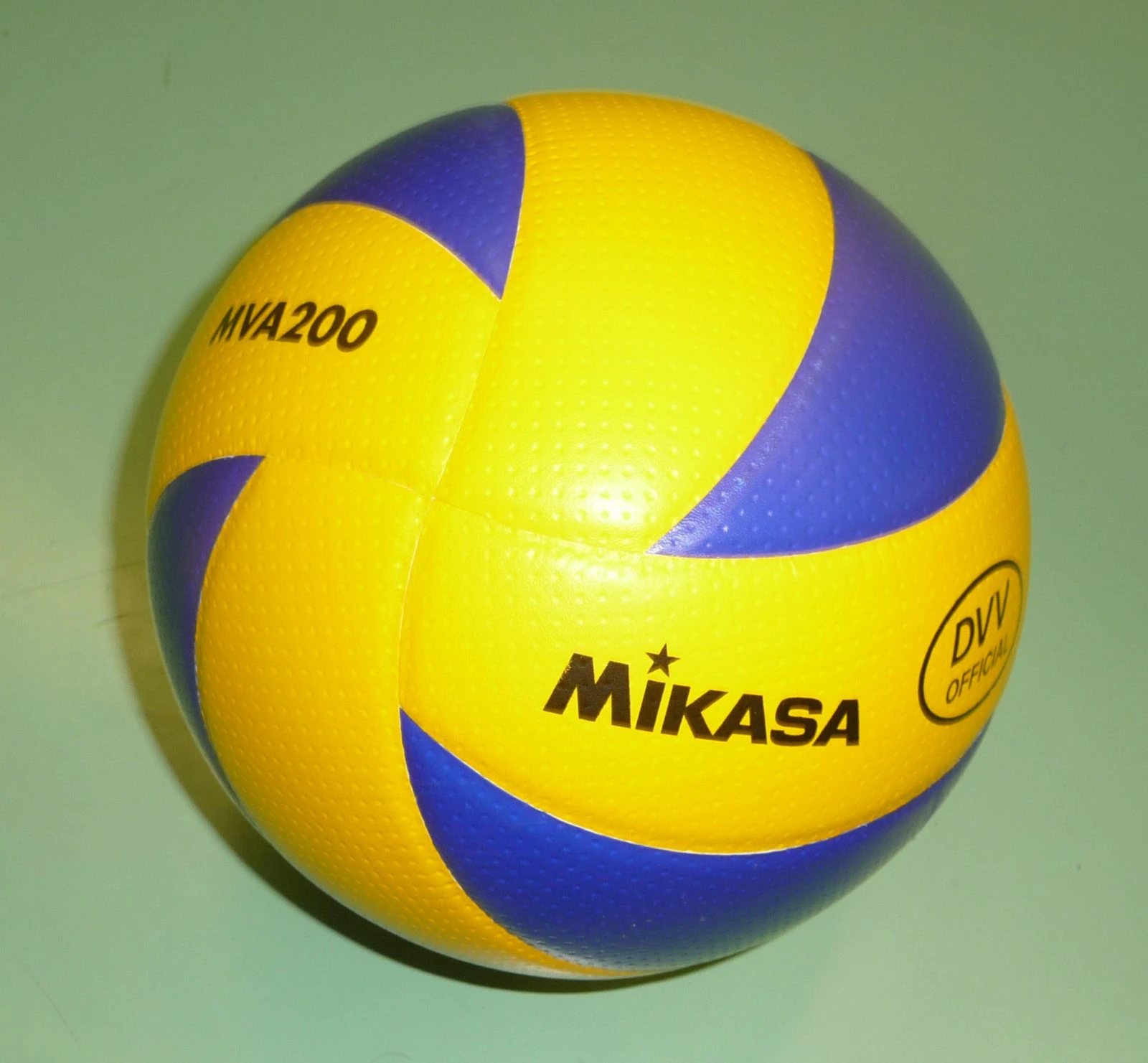 Das Bild zeigt den blau-gelben Mikasa MVA 200 Volleyball. 