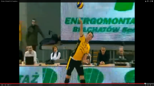Das Bild zeigt einen Profivolleyball bei einem Aufschlag, wo der Volleyball später an die Wand, statt in das Feld, geht