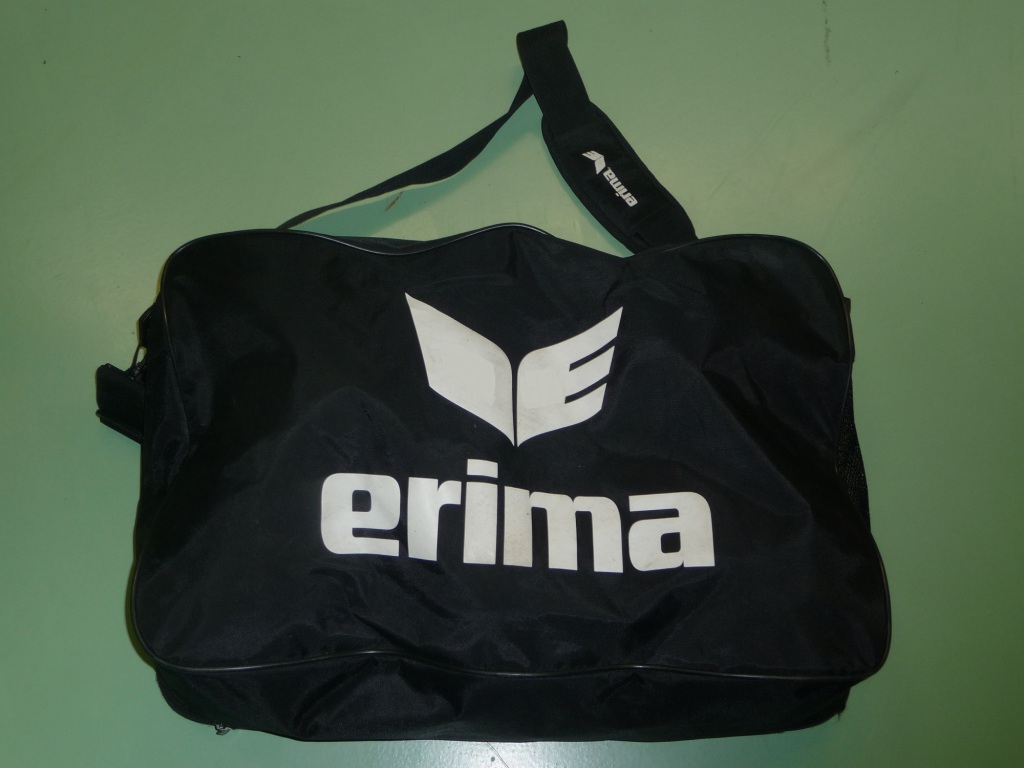 Das Bild zeigt eine klassische Volleyballtasche für die Bälle von Erima in schwarz