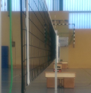 DasBild zeigt ein normal gespanntes Volleyballnetz