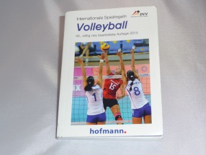 Das Bild zeigt das Volleyball Regelbuch in der 45. Auflage aus dem Jahr 2013 vom Hofmann-Verlag. Dort sind in deutscher Sprache die Internationalen Spielregeln für Volleyball niedergeschrieben.