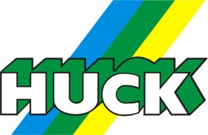 Das Bild zeigt das offizielle Logo der Firma Huck. Im Hintergrund sind 3 Streifen (blau, grün, gelb) von links unten nach rechts oben. Darauf befindet sich der weiße Schriftzug Huck