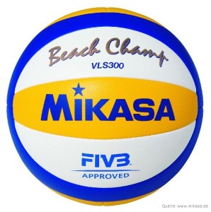 Das Bild zeigt das offizielle Produktbild des Mikasa Beachvolleyball VLS 300. Der Ball hat blau, gelb und weiße Panels. Er wird auch als Beach Champ bezeichnet