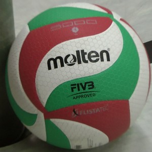 Das Bild zeigt den weiß, grün roten Molten V5M5000 Flistatec Volleyball.