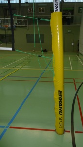 Das Bild zeigt eine Netzummantelung an der Netzanlage beim Volleyball.