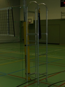 Das Bild zeigt eine Schiedsrichterstuhl aus Alu, welcher an einer Volleyball-Netzanlage befestigt ist.