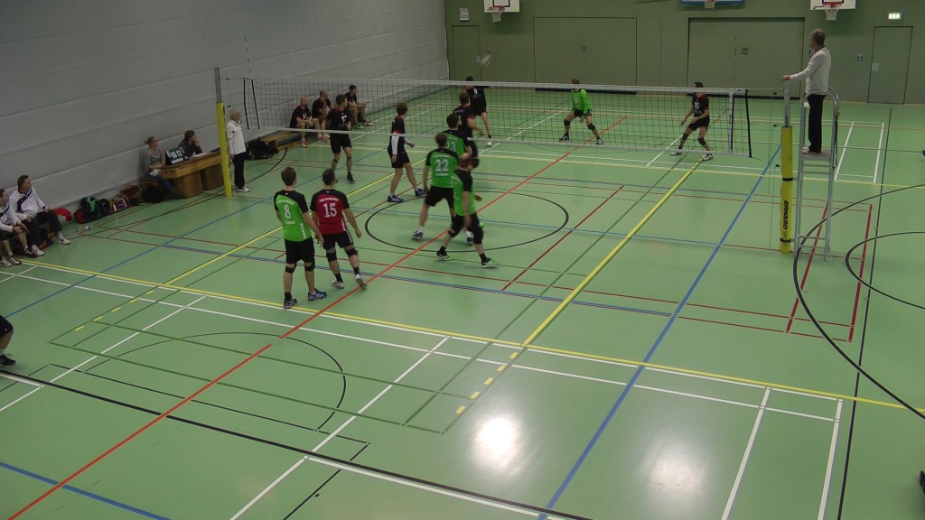 Kopftreffer mit Aufgabe beim Volleyballspiel