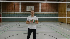 Das Bild zeigt den VolleyballFREAK in einen seiner Video zum Thema "VolleyballFREAK antwortet".