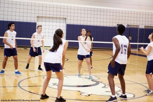 Das Bild zeigt motivierte Jugendspieler beim Volleyballtraining