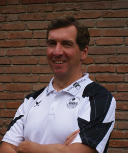 Das Bild zeigt Volleyballtrainer und Blogger Oliver Wagner in einen schwarz-weissen Poloshirt des Schleswig-Holstein Volleyball-Verband