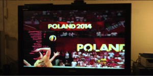 Das Bild zeigt einen Fernseher, wo das Volleyball WM-Halbfinale zwischen Deutschland und Polen läuft.