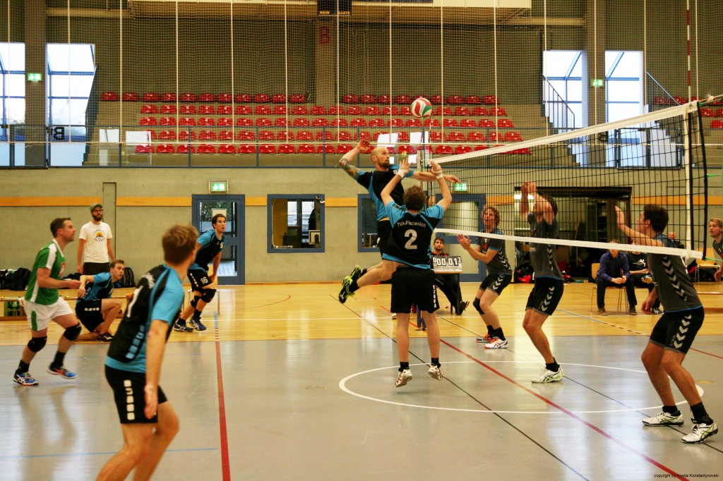 Das Bild zeigt eine Spielszene aus einem Volleyballspiel mit viel Bewegung, welches super für die Presse geeignet ist