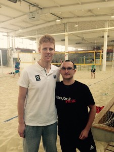 Das Bild zeigt Olympiasieger Jonas Reckermann zusammen mit dem VolleyballFREAK Steffen in der Düsseldorfer Beachhalle Mensch