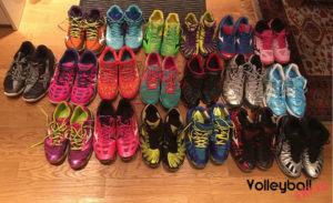 Das Foto zeigt 19 verschiedene bunte Paar Volleyballschuhe von Asics und Mizuno