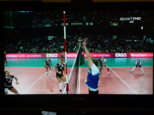 Das Bild zeigt die Übertragung des DVV Pokalfinales auf einem Fernseher