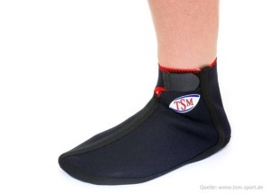 Das Bild zeigt einen Fuß mit den klasse TSM Beach Socks (2104).