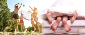 Das Bild zeigt eine Fotomontage. Links sind 4 Beachvolleyballer auf dem Beachfeld beim spielen. Rechts ist das Ende eines Bettes dargestellt. Dort schauen 4 Füße von einer Frau und eines Mannes heraus.