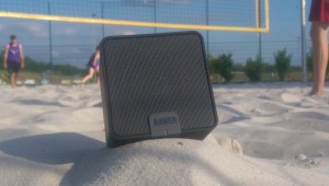 Das Bild zeigt den Anker® A7908 Mobiler Tragbarer Bluetooth 4.0 Lautsprecher auf dem Beachvolleyballfeld im Sand