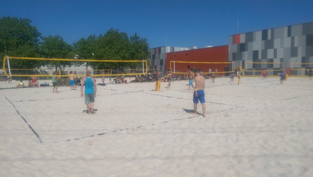 Das Bild zeigt 7 volle Beachvolleyballfelder während eines Beachvolleyballturniers.