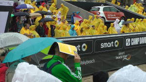 Hier wird die Klattschpappe der Smart-Beach-Tour als Regenschutz verwendet.