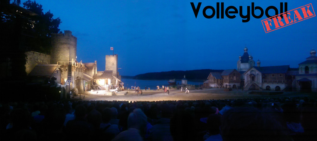 Das Bild zeigt die Kulisse 2015 des Open-Air-Theaters der Störtebeker Festspiele in Ralswiek auf Rügen