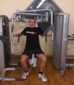 Das Bild zeigt Volleyballfreak Steffen beim Sport im Fitnessstudio