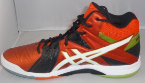 Das Bild zeigt den roten Asics Gel-Sensei 6 Volleyballschuh Herrenmodell