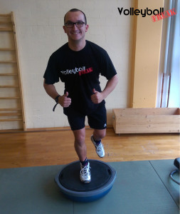 Der VolleyballFREAK auf dem Balance Board im Fitnessstudio