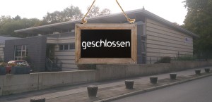 Das Bild zeigt eine Sporthalle mit einem Geschlossen-Schild davor!