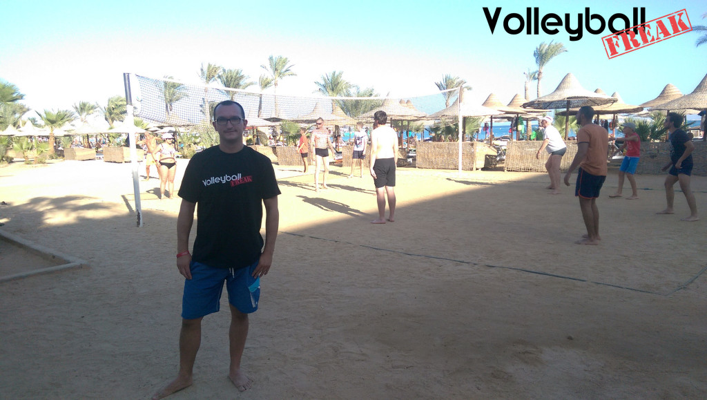 Das Bild zeigt den Volleyballfreak beim Affentennis in Ägypten