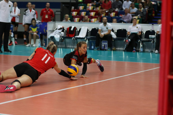 DAs Foto zeigt DVV Libera Lenka Dürr und Louisa Lippmann beim Länderspiel gegen die Niederländer.