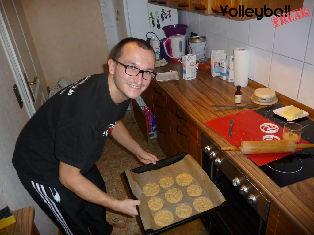 Das Bild zeigt den Volleyballfreak wie er die Volleyballkekse in den Ofen schiebt.