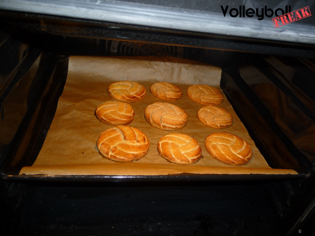 Das Bild zeigt die fertigen gold-braunen Volleyballkekse im Ofen!