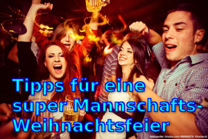 Das Bild zeigt junge Volleyballer bei ihrer Weihnachtsfeier mit der Mannschaft!