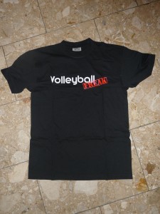 Das Bild zeigt das schwarze T-Shirt mit dem VolleyballFREAK-Logo