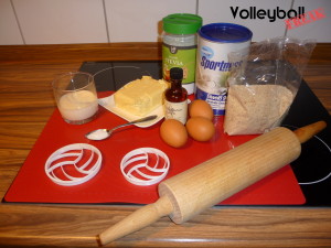 Das Bild zeigt die Zutaten und Utensilien für die Volleyballkekse