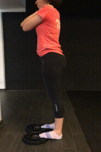 Das Bild zeigt die functional Fitnessübung oe-Raised-Ankle Mobility zur Erwärmung beim Volleyball.