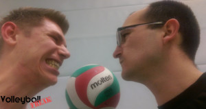 Das Bild zeigt 2 Volleyballer gegen über die sich böse anschaue. Das zsichen befindet sich ein grün-rot-weißer Molten-Volleyball.
