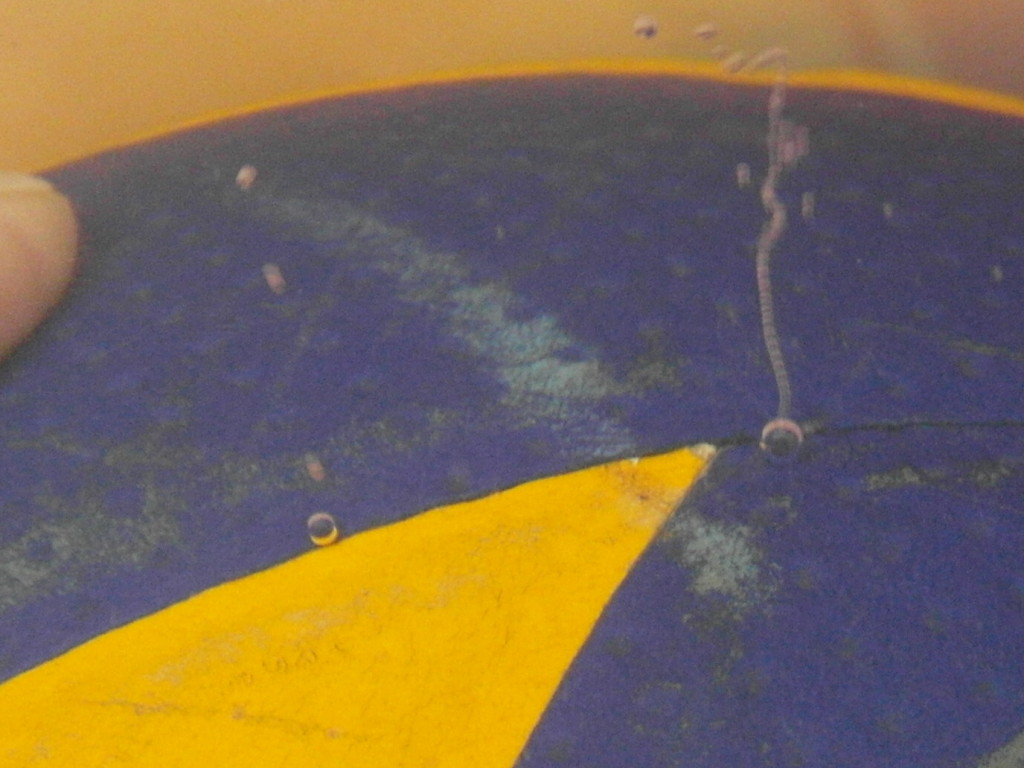 Das Foto zeigt Zeigt die aufsteigenden Bläschen aus den Nähten des Mikasa Volleyballs beim Wassereimertest