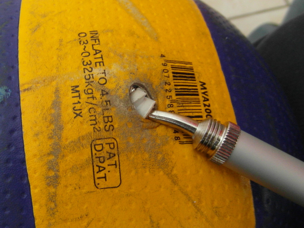Das Foto zeigt das Ziehe des Ballventil bei einem Mikasa Volleyball MVA 300
